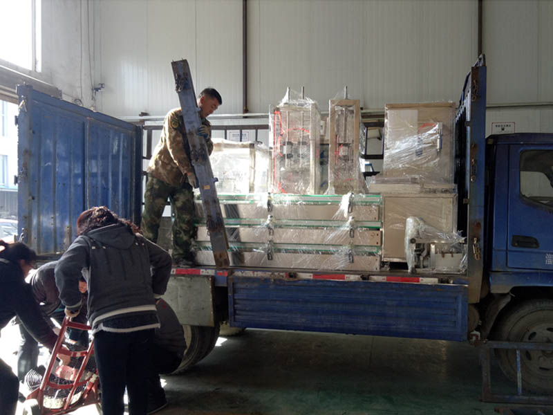 單頭食用油灌裝機(jī)發(fā)往濰坊