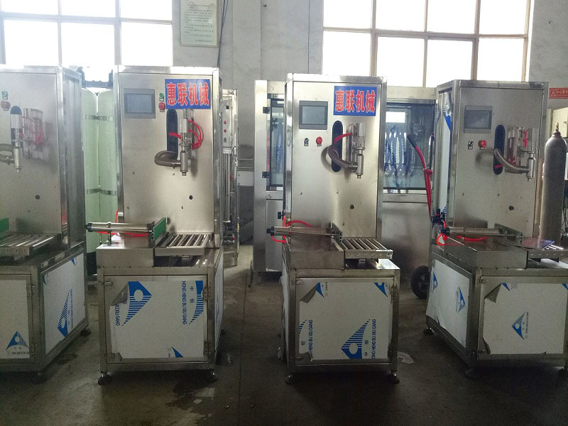 稱重式大劑量機(jī)油潤滑油灌裝機(jī)